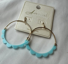 Load image into Gallery viewer, Scalloped Hoop Earrings
