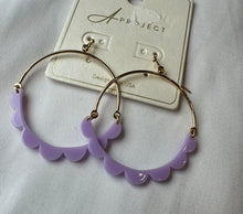 Load image into Gallery viewer, Scalloped Hoop Earrings
