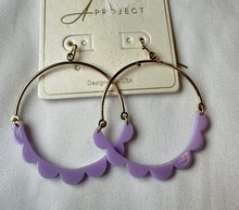 Load image into Gallery viewer, Scalloped Hoop Earrings
