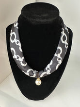 Load image into Gallery viewer, Scarf Necklace With Pearl
